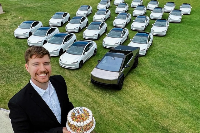 Американский блогер бесплатно раздаст 26 электромобилей Tesla - ФОТО/ВИДЕО